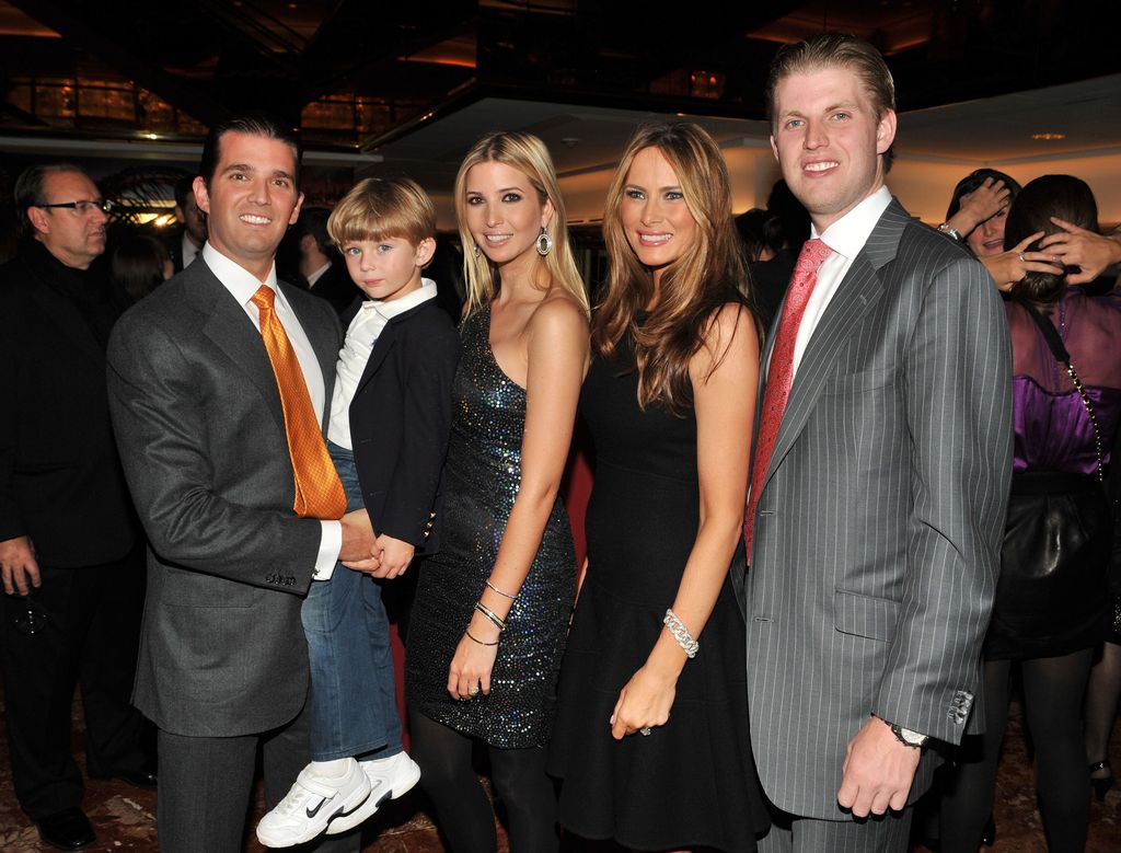 Barron con sus tíos, Donald Trump Jr e Ivanka en el lanzamiento del libro 'The Trump Card: Playing to Win in Work and Life' en octubre de 2009 en New York City