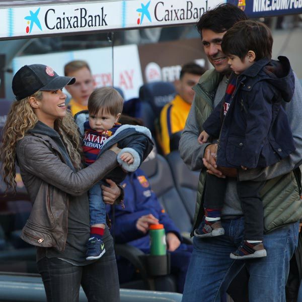 Shakira acudió al partido con sus dos pequeños, Milan, de 2 años, y Sasha, de 10 meses, y como no podía ser de otra manera ambos llevaban la camiseta del club
