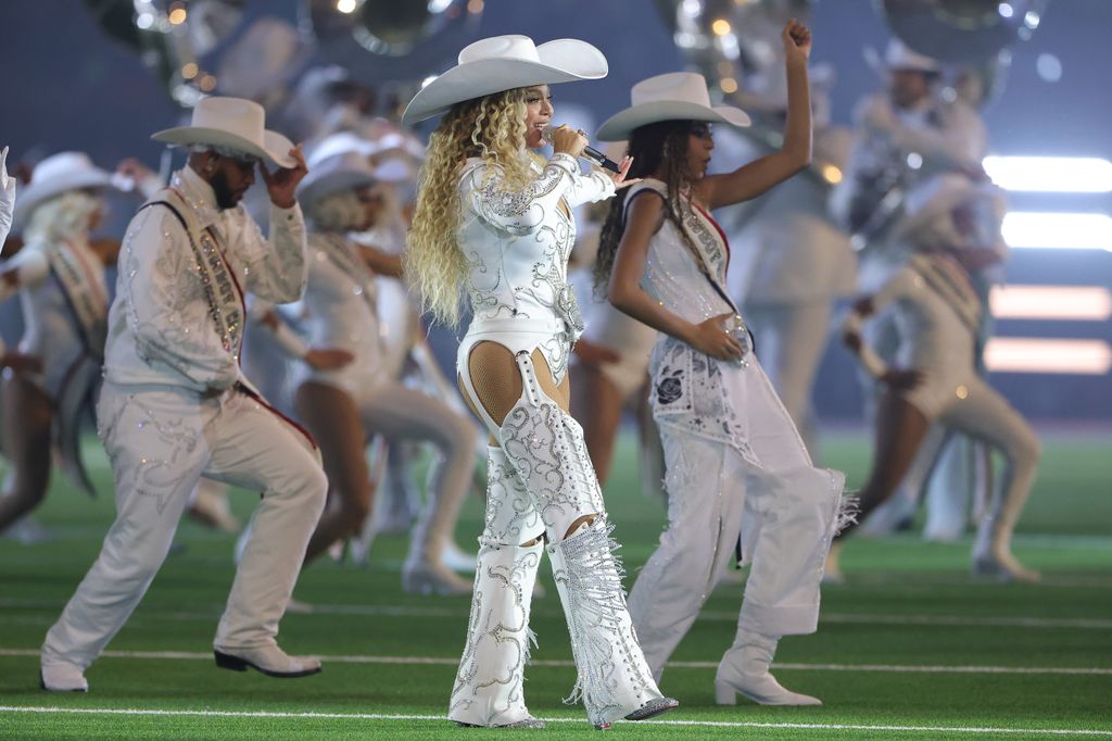 Beyoncé y su hija Blue Ivy realizaron una increíble actuación durante el espectáculo del medio tiempo del partido entre los Baltimore Ravens y los Houston Texans en el NRG Stadium el 25 de diciembre de 2024