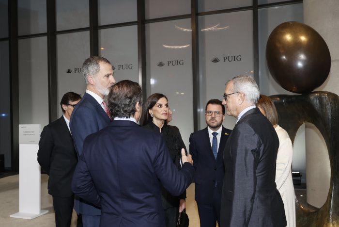 Los Reyes inaugurando el nuevo edificio de Puig, presidido por una escultura de Miró