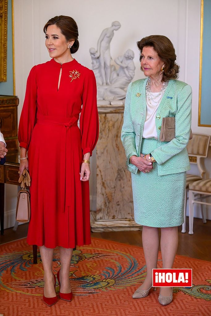 Mary de Dinamarca se despide de Suecia con el vestido de invitada rojo que tienen tres 'royals' nórdicas