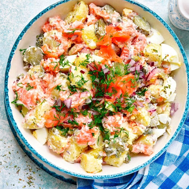 Ensalada de patata, salmón ahumado y pepinillos