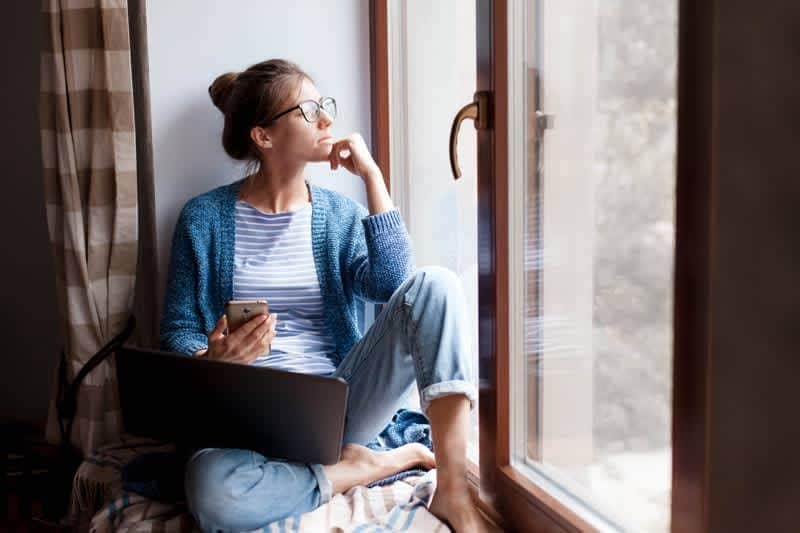 mujer ventana