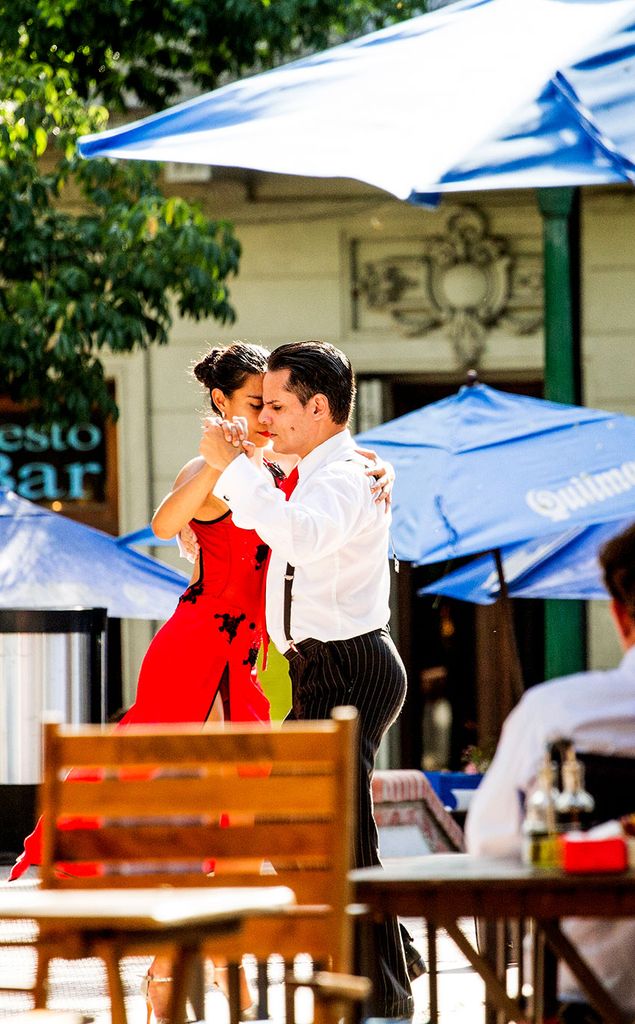 Pareja bailando tango en una plaza