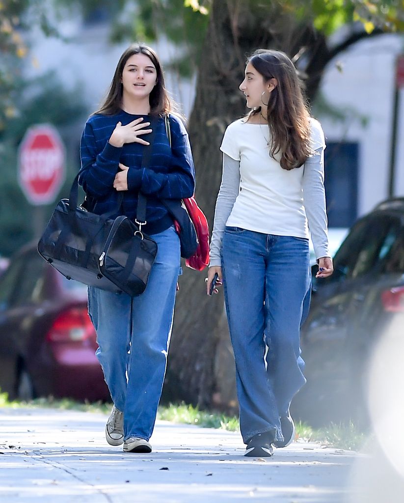 Suri se veía muy tranquila charlando con una amiga.