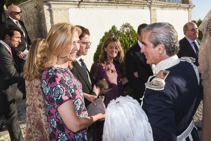 La infanta habla con el padre de la novia