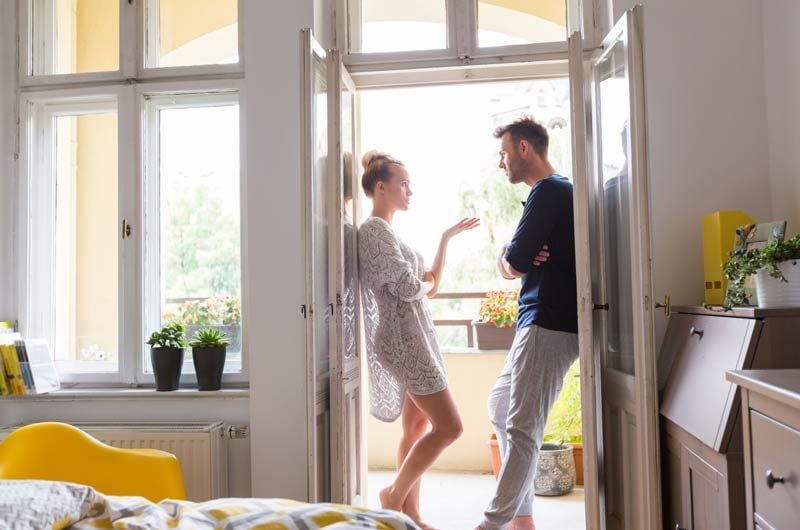 istock pareja habla