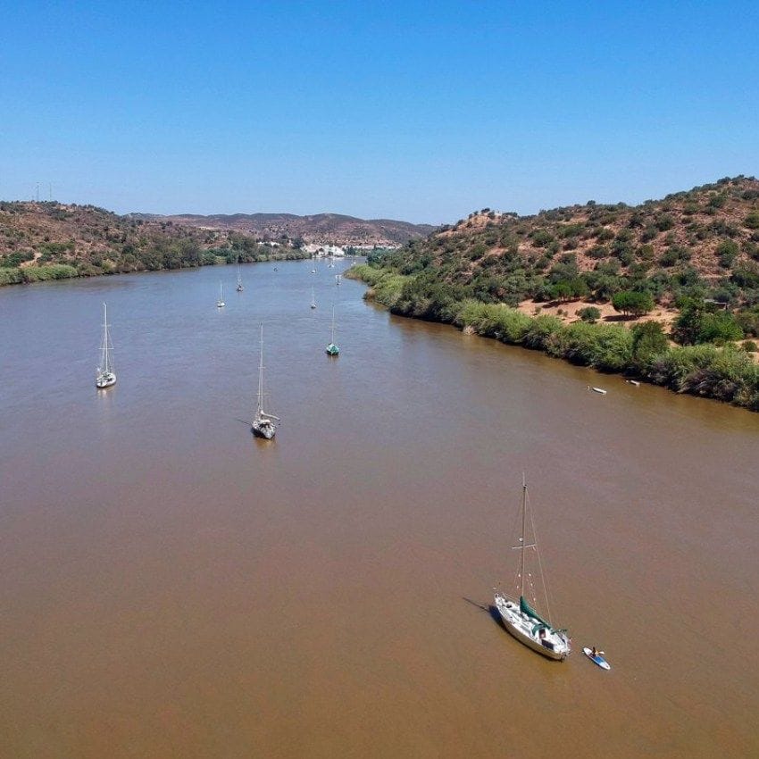 Barcos navegando en el río Guadiana a la altura de Sanlúcar.