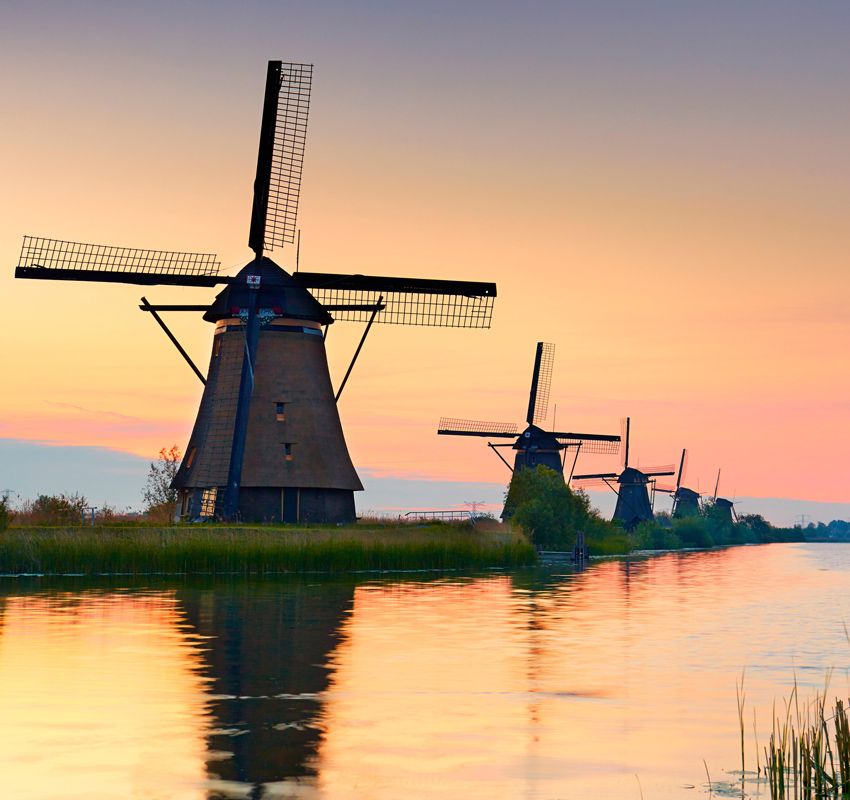 Puesta de sol con los molinos de Kinderdijk, Países Bajos