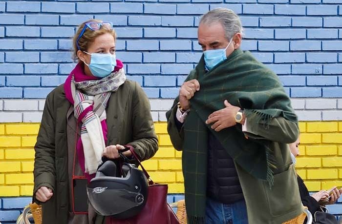 Mario Conde y Adriana Torres Silva, paseo en moto por Sevilla