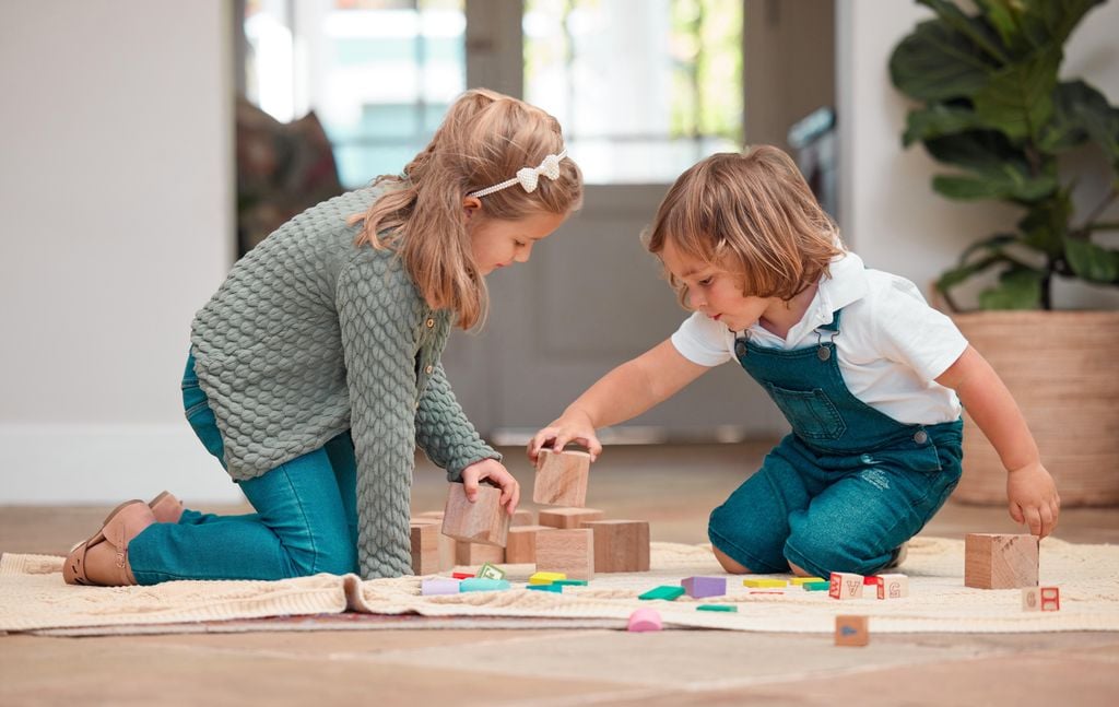 Niñas jugando a hacer construcciones en contexto de frases de paz para niños