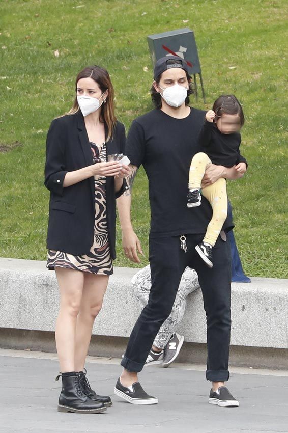 Dafne Fernández y Mario Chavarría con su hijo Jon