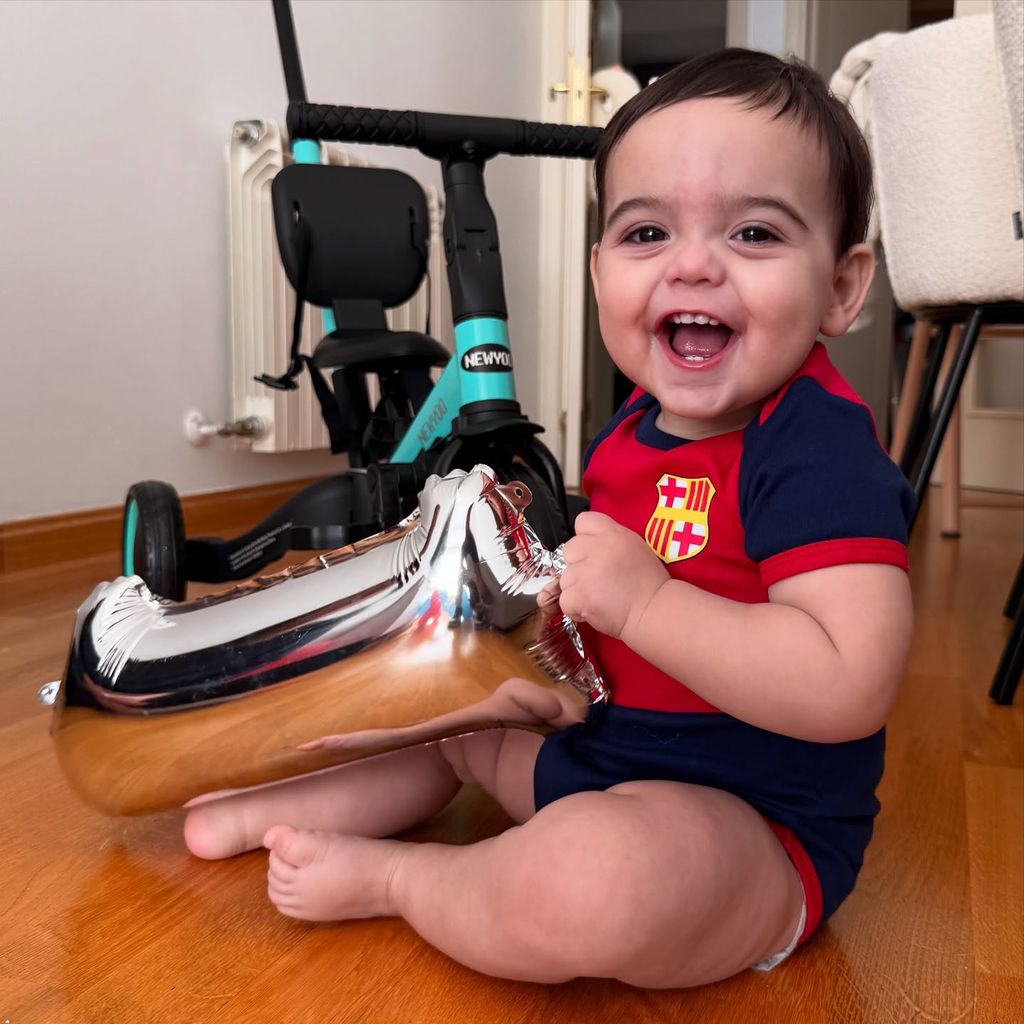 Julián Gil celebra por adelantado el primer año de su nieto Oliver