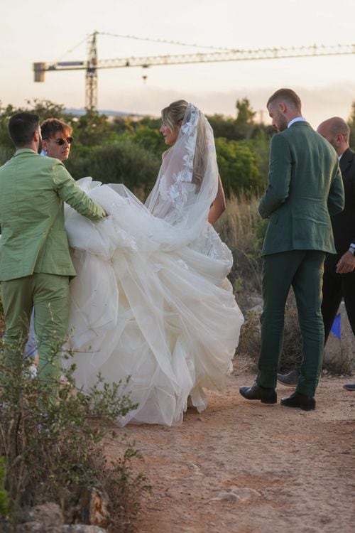 Ayudan con el velo del vestido a Edurne