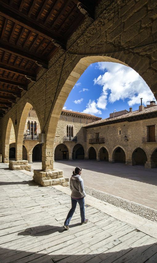 plaza en el pueblo de cantavieja teruel