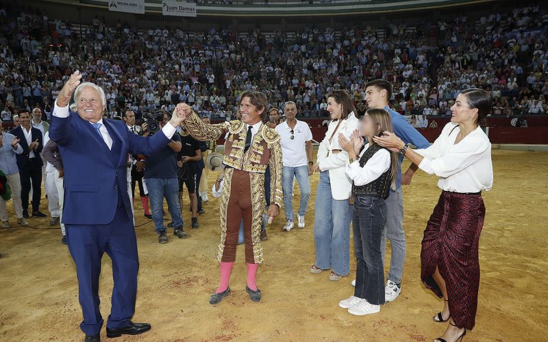 Manuel Díaz con su padre, mujer e hijos 