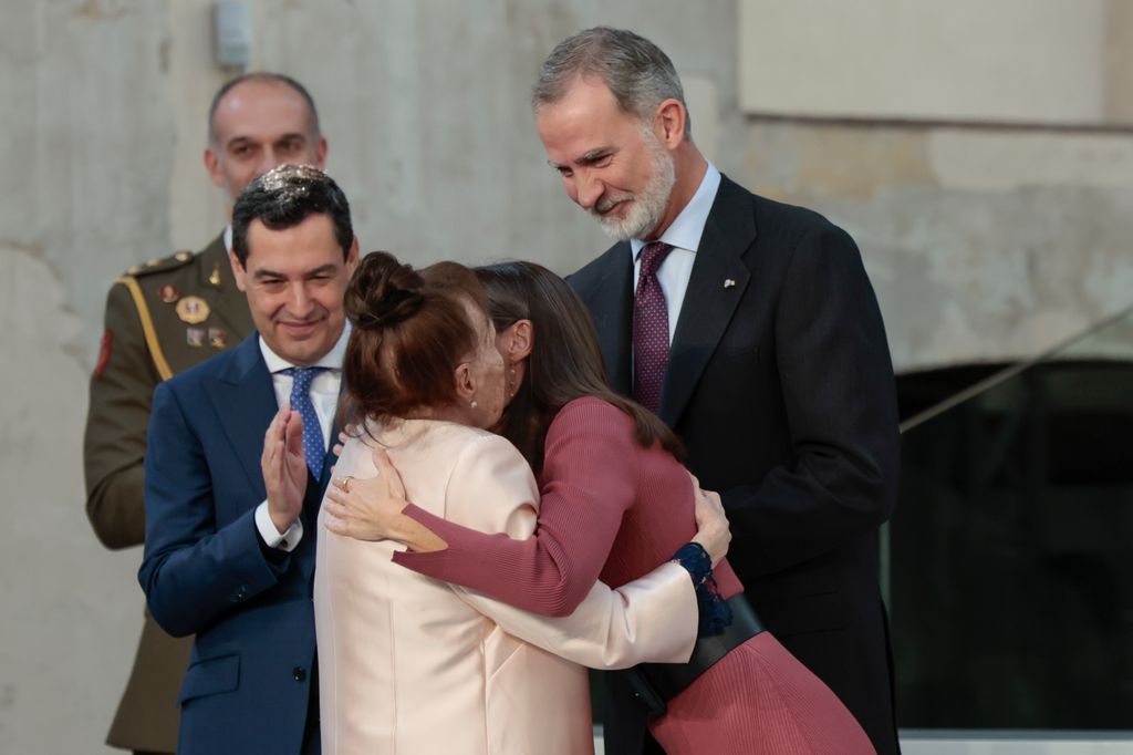 El abrazo de la reina Letizia a Gemma Cuervo