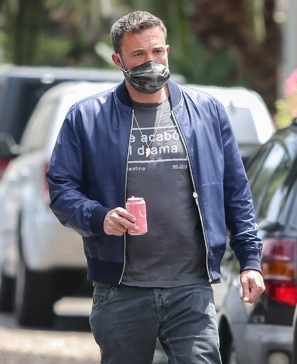 Ben Affleck con collar de corazón