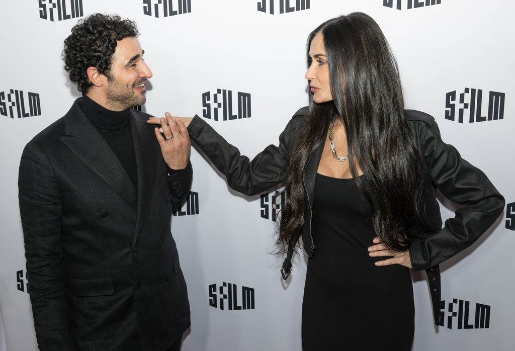 Demi Moore posó junto al diseñador de su look en la alfombra roja del festival de cine de San Francisco