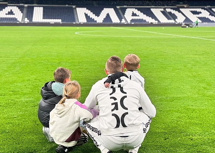 Toni Kroos con sus tres hijos 