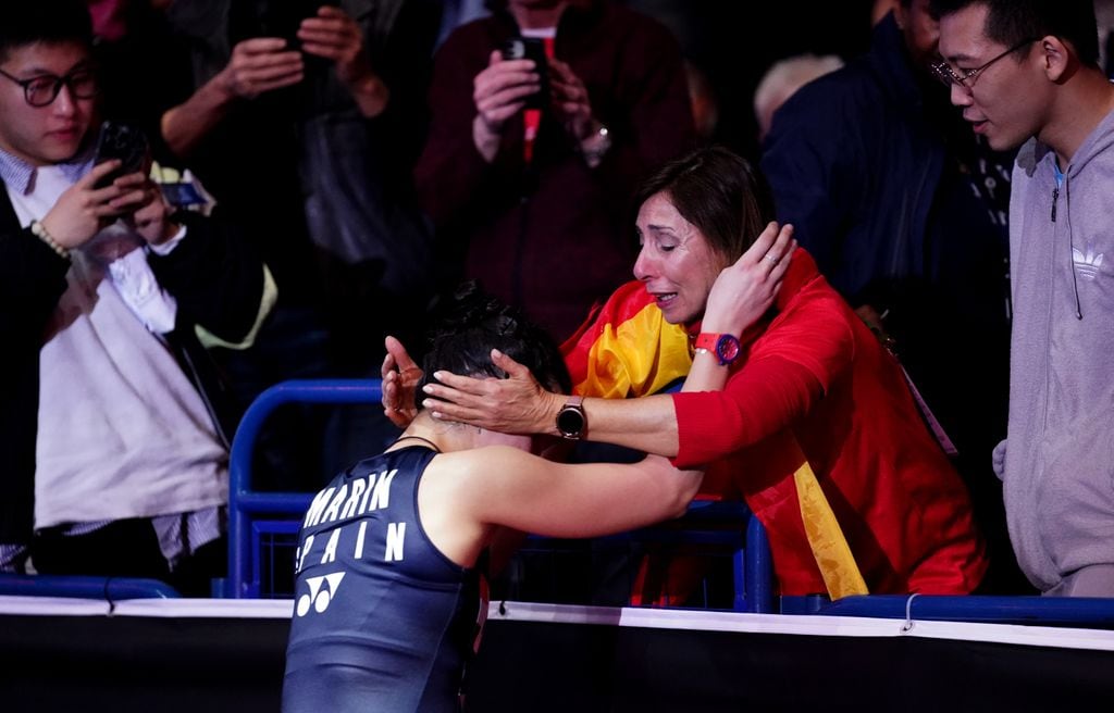 Carolina Marín celebrando la victoria con su madre tras su partido final de singles femeninos contra la japonesa Akane Yamaguchi el sexto día del YONEX All England Open Badminton Championships en el Utilita Arena Birmingham