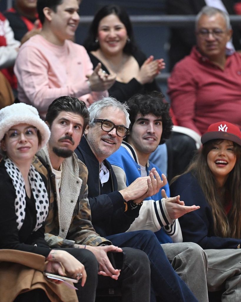 Alfonso Cuarón y sus hijos Bu y Olmo disfrutaron del debut del equipo capitalino de baloncesto 
