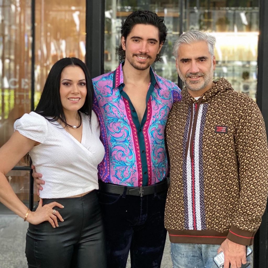 Alex Fernández con sus padres, América Guinart y Alejandro Fernández