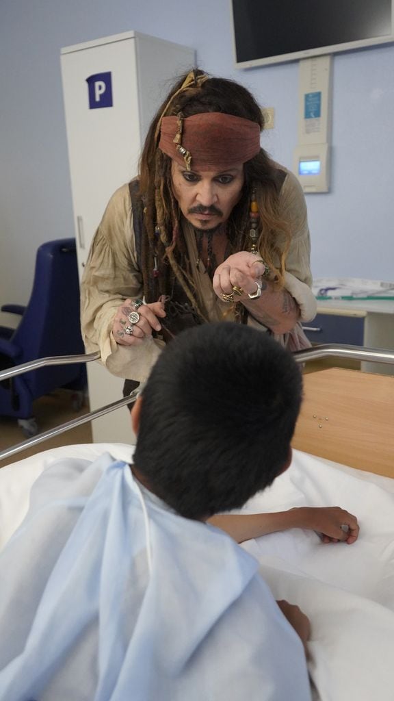 Johnny Depp se mantuvo en su personaje de 'Piratas del Caribe' durante su encuentro con los niños.