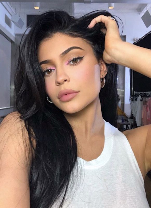 Kylie Jenner con camiseta blanca sin mangas