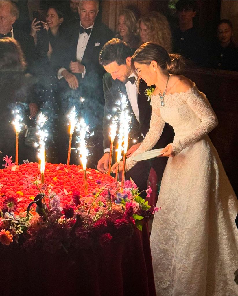 Los novios con la tarta de la boda