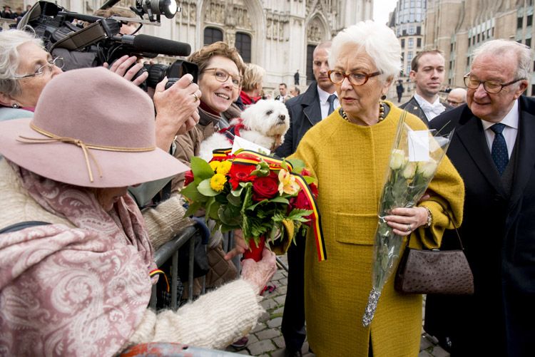 La celebración del Día del Rey ha supuesto la primera aparición de la reina Paola en público desde el pasado abril. En agosto pasado Palacio anunció que la antigua Soberana tendría que guardar reposo durante un periodo indeterminado por razones médicas
