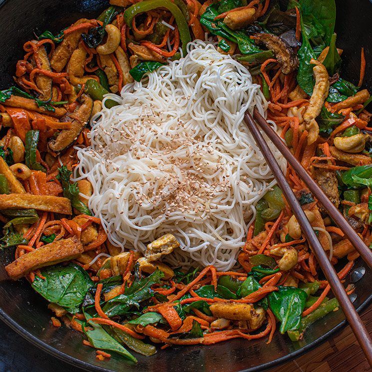 'Wok' con vegetales, fideos, anacardos y tofu
