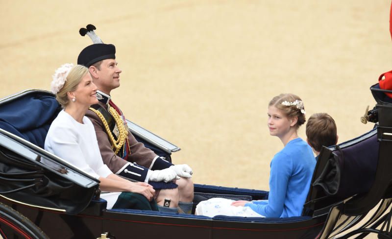 Los nuevos duques de Edimburgo con su hija Lady Louise