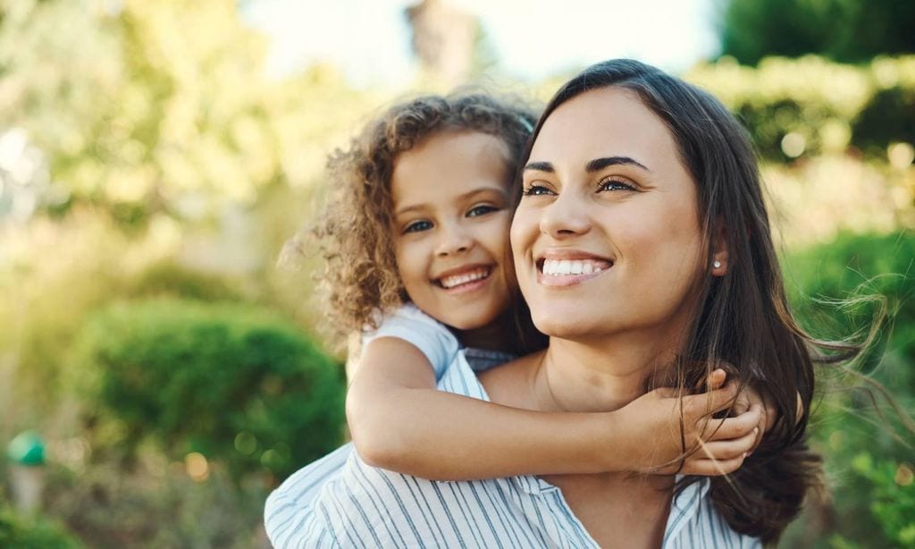 madre e hija felices