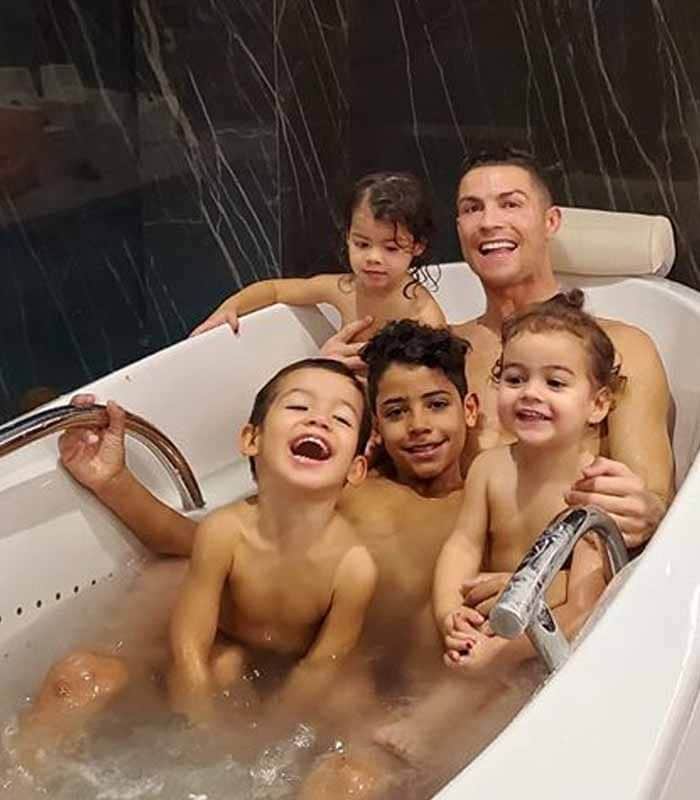 Cristiano Ronaldo, con sus hijos en la bañera