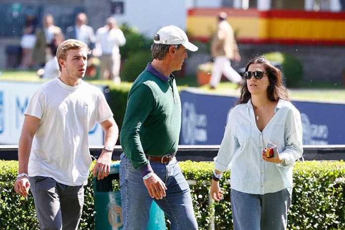 Cayetano Martínez de Irujo, Luis Martínez de Irujo y Casanova y Bárbara Mijan juntos en la hípica