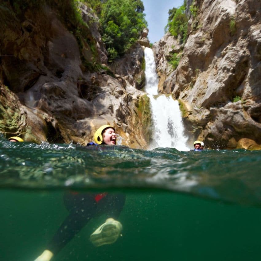 Descenso de cañones en el río Cetina.