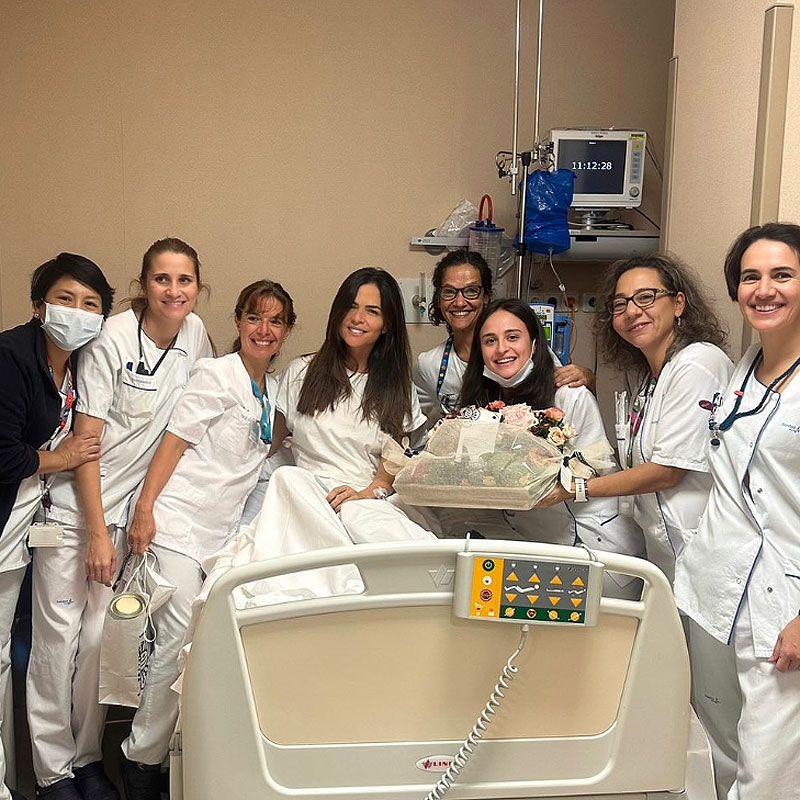 Romina con su equipo médico 