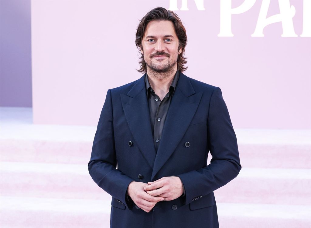 Lucas Bravo en el photocall de 'Emily en París'