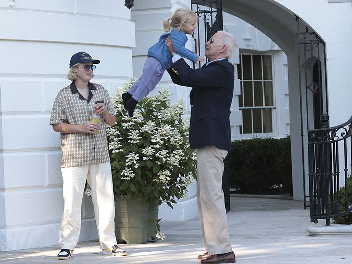 Imagen de Joe Biden en la Casa Blanca con sus nietas 