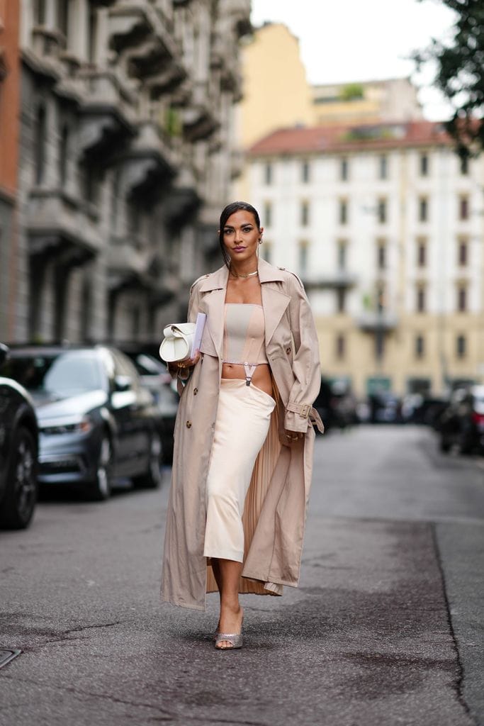 look con falda midi para la oficina