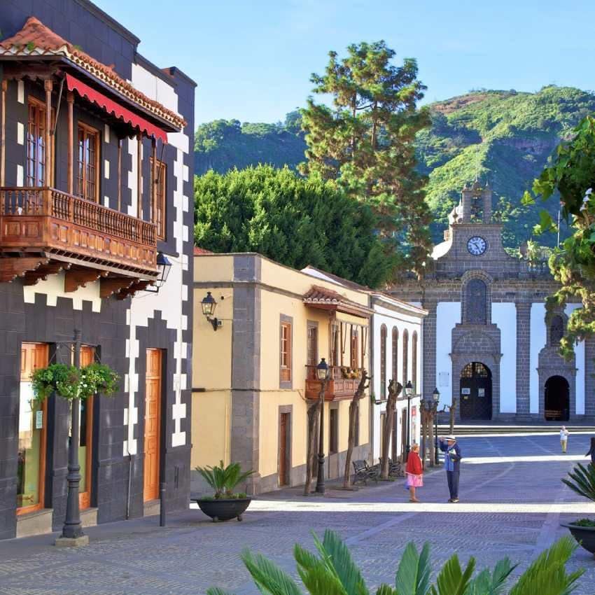 calles y balcones tradicionales en la localidad de teror gran canaria