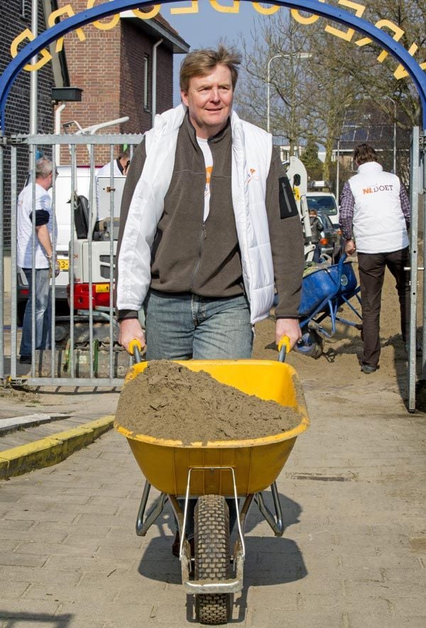 Guillermo Alejandro de Holanda colaboró en el transporte, con carretilla, de nueva arena para el foso del parque durante el Día del Voluntariado
