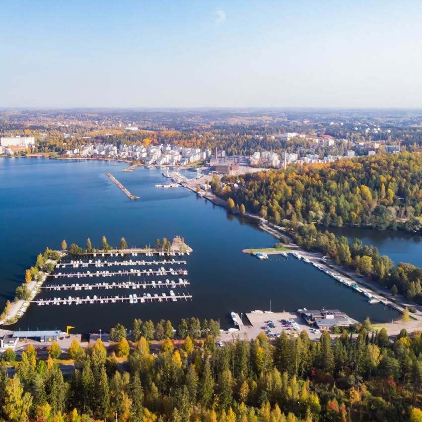 vista aerea de la ciudad y el puerto de lahti finlandia