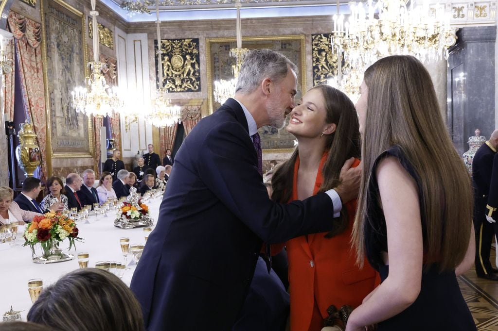 La princesa Leonor y la infanta Sofía dan un discurso para sus padres