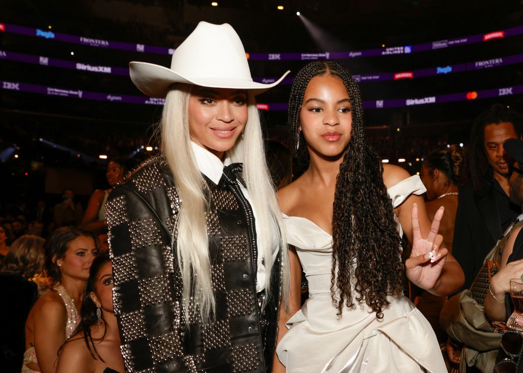 Beyoncé con su hija, Blue Ivy, durante los Grammy