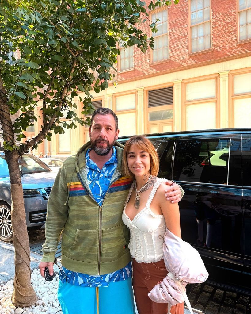 María Becerra y Adam Sandler