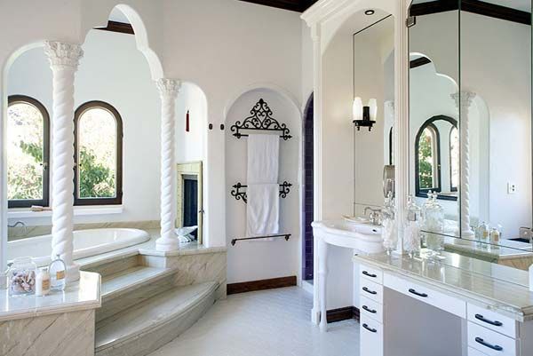 Un cuarto de baño en dos alturas, en color blanco, con el detalle de las columnas salomónicas y los arcos polilobulados para acceder a la zona de aguas.

© WESTSIDE ESTATE AGENCY
