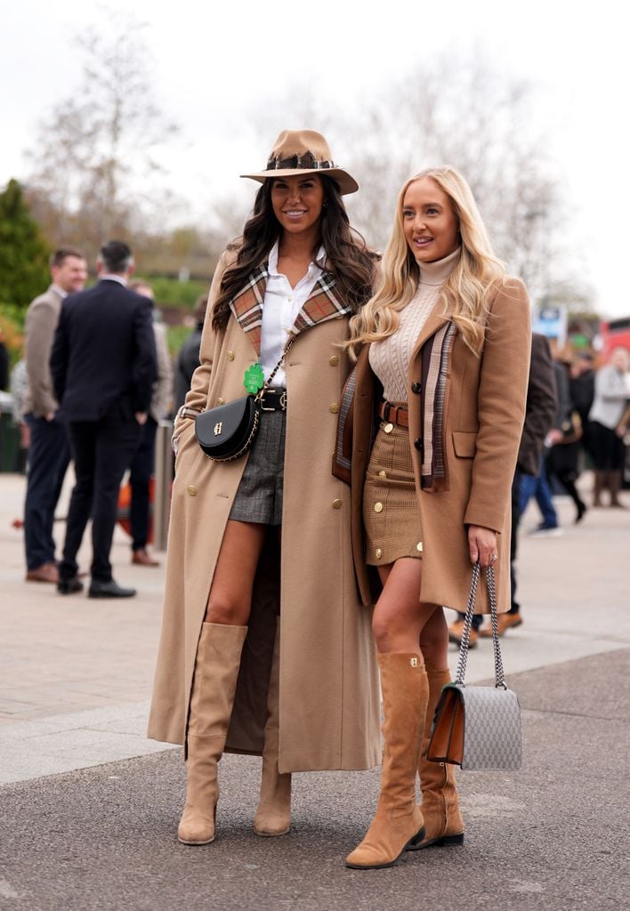 Look de invitada en tonos marrones durante el Cheltenham 2025