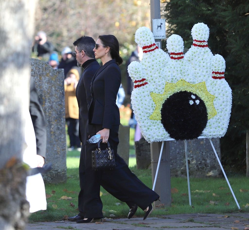 Una corona de flores con forma de bolos daba la bienvenida a los asistentes al funeral 